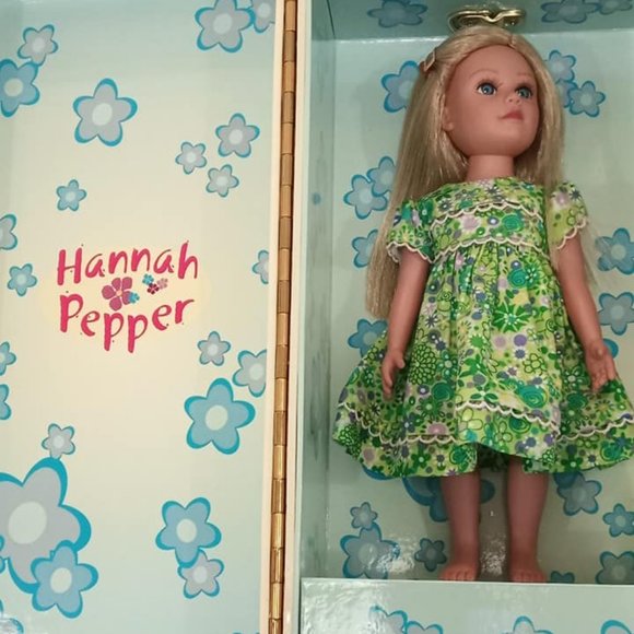 Collectible Madame Alexander Hannah Pepper Trunk Set - Picture 4 of 8